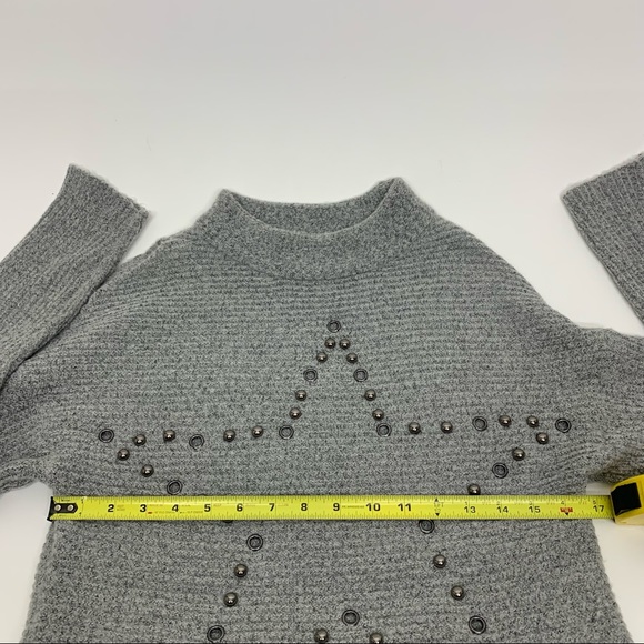 Hippie Rose Gray Star Stud & Grommet Super Stretchy Cold Shoulder Sweater Sz XS - Picture 14 of 15